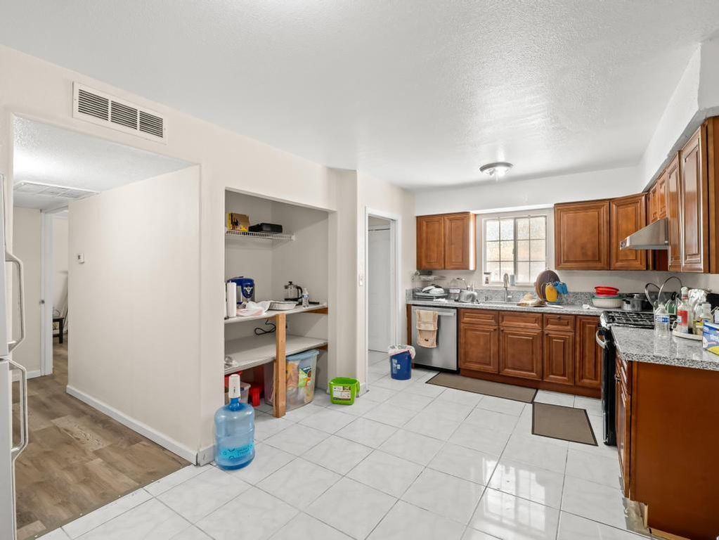 Image 8 of property listing at 4746 E Woodward Avenue, Fresno, CA 93702