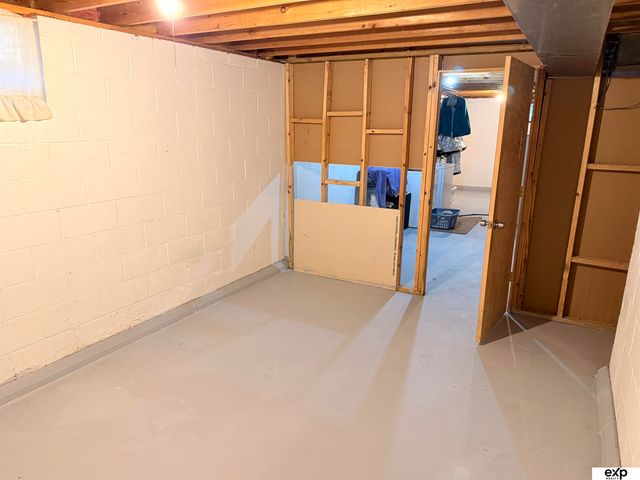 8759 S Glenview Drive, La Vista, NE 68128