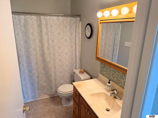 8759 S Glenview Drive, La Vista, NE 68128