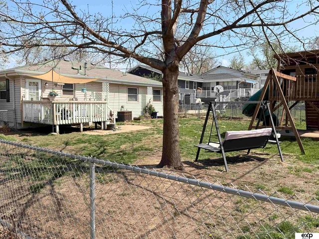 8759 S Glenview Drive, La Vista, NE 68128