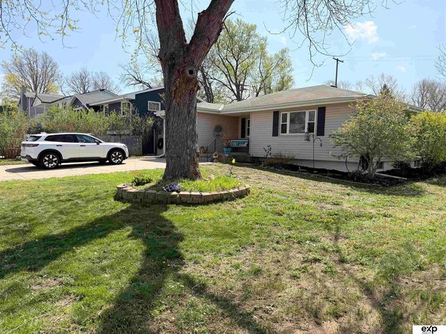 8759 S Glenview Drive, La Vista, NE 68128