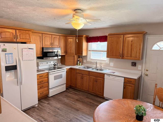 8759 S Glenview Drive, La Vista, NE 68128