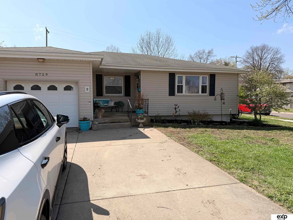 8759 S Glenview Drive, La Vista, NE 68128