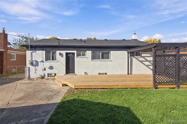 28326 Los Olas Drive, Warren, MI 48093