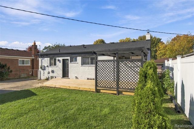 28326 Los Olas Drive, Warren, MI 48093