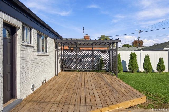 28326 Los Olas Drive, Warren, MI 48093