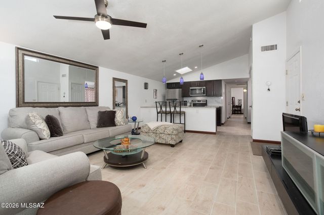 990 W Paria Lane, Tucson, AZ 85704