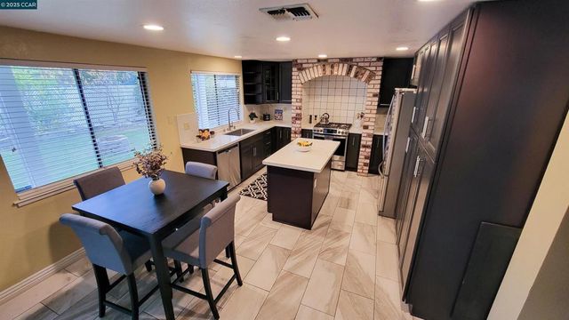 4632 Country Hills Dr, Antioch, CA 94531