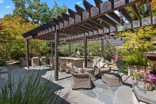 843 Shore Breeze Dr, Sacramento, CA 95831