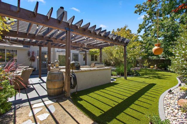 843 Shore Breeze Dr, Sacramento, CA 95831