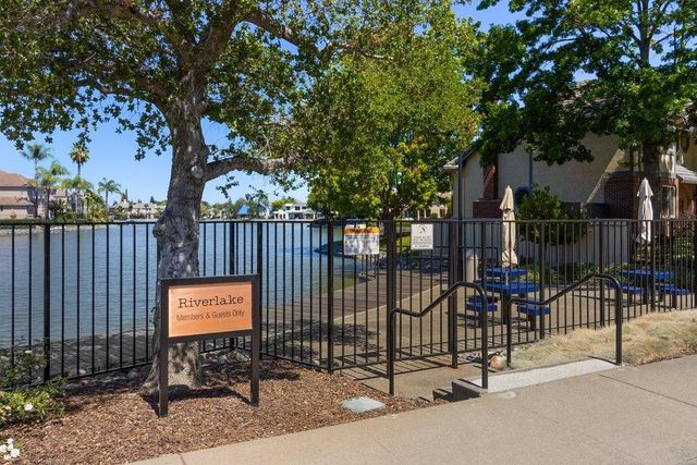 843 Shore Breeze Dr, Sacramento, CA 95831