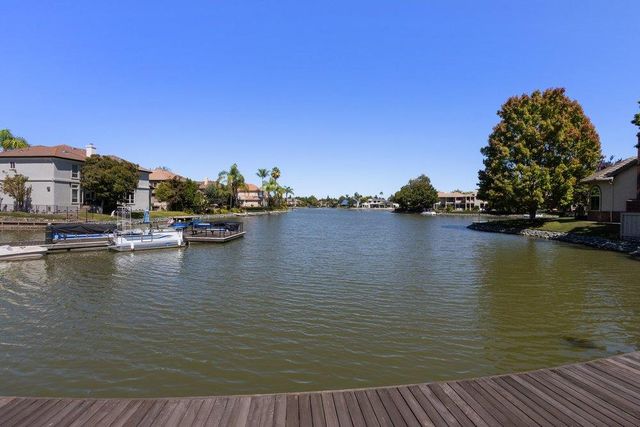 843 Shore Breeze Dr, Sacramento, CA 95831