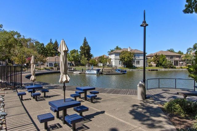 843 Shore Breeze Dr, Sacramento, CA 95831