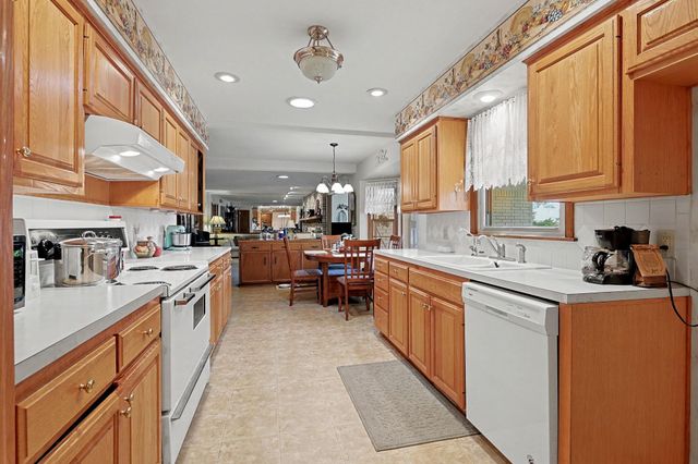 2216 W 18th St N, Wichita, KS 67203