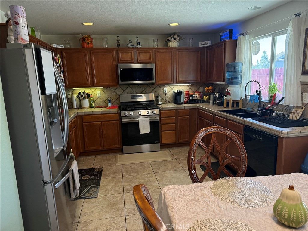 Image 5 of property listing at 14024 Colt Court, Victorville, CA 92394