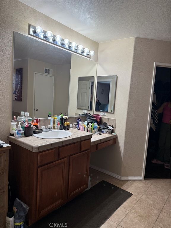 Image 7 of property listing at 14024 Colt Court, Victorville, CA 92394