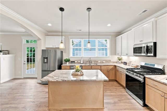 911 Bainbridge BLVD, Chesapeake, VA 23324