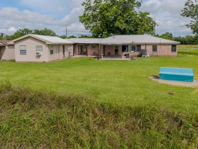 182 County Road 152, Bay City, TX 77414