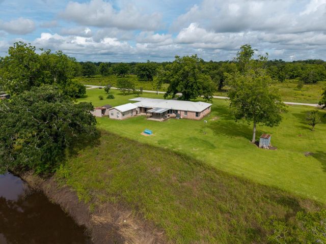 182 County Road 152, Bay City, TX 77414