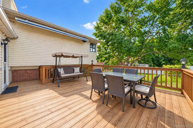 31 Colony Lane, Syosset, NY 11791