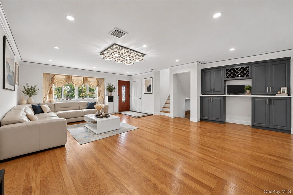 31 Colony Lane, Syosset, NY 11791 — photo 4