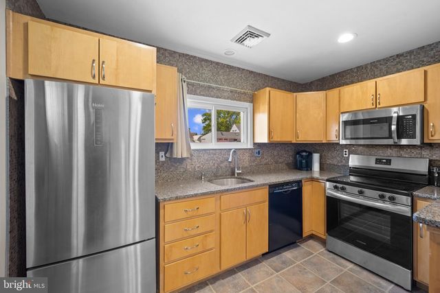 264 GOLDENRIDGE DR, Levittown, PA 19057