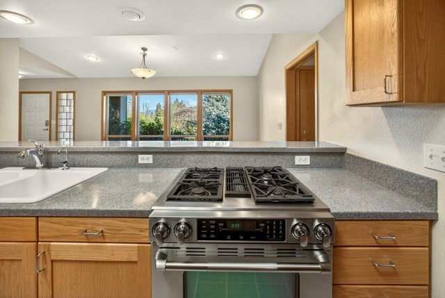 1800 Peachey Road, Ashland, OR 97520