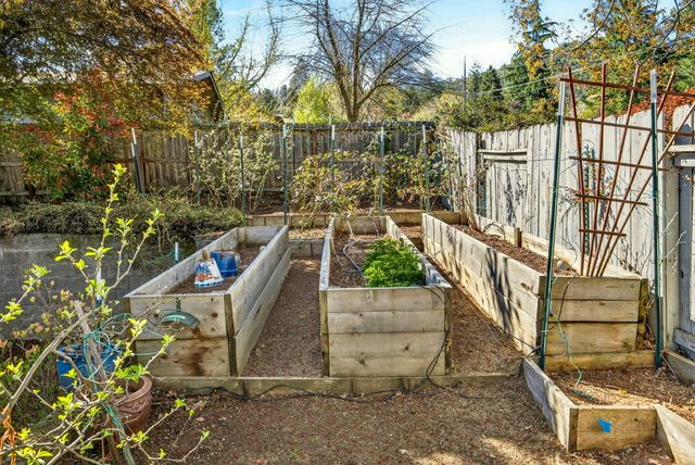 1800 Peachey Road, Ashland, OR 97520