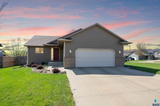 435 Macey Ave, Harrisburg, SD 57032