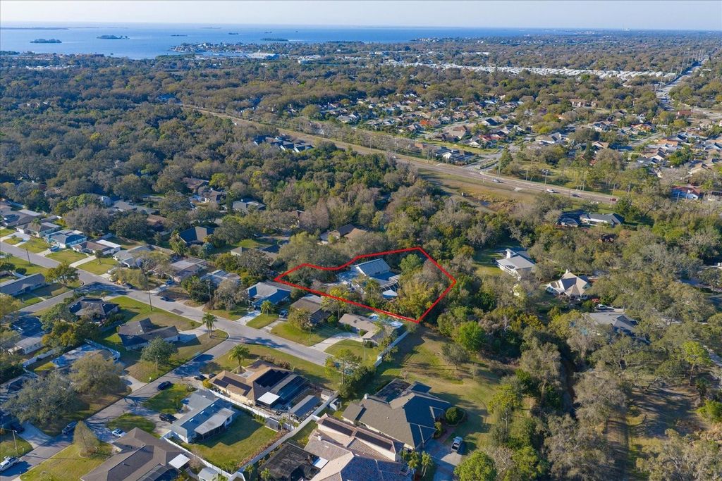 Image 4 of property listing at 1543 STURBRIDGE COURT, Dunedin, FL 34698