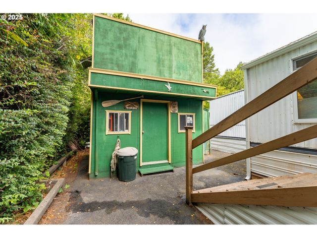 1600 RHODODENDRON Dr 207, Florence, OR 97439