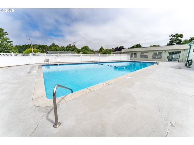 1600 RHODODENDRON Dr 207, Florence, OR 97439