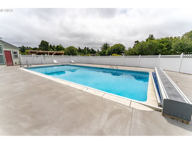 1600 RHODODENDRON Dr 207, Florence, OR 97439