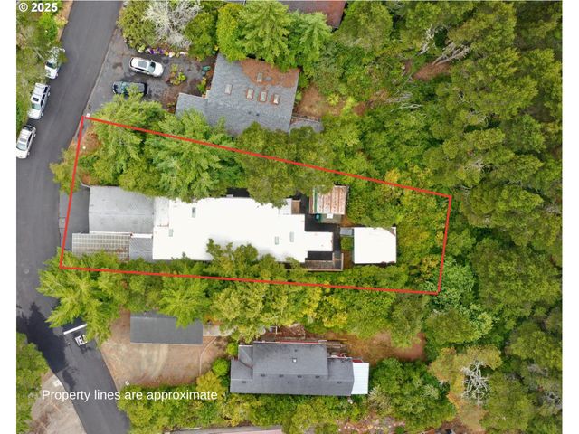 1600 RHODODENDRON Dr 207, Florence, OR 97439