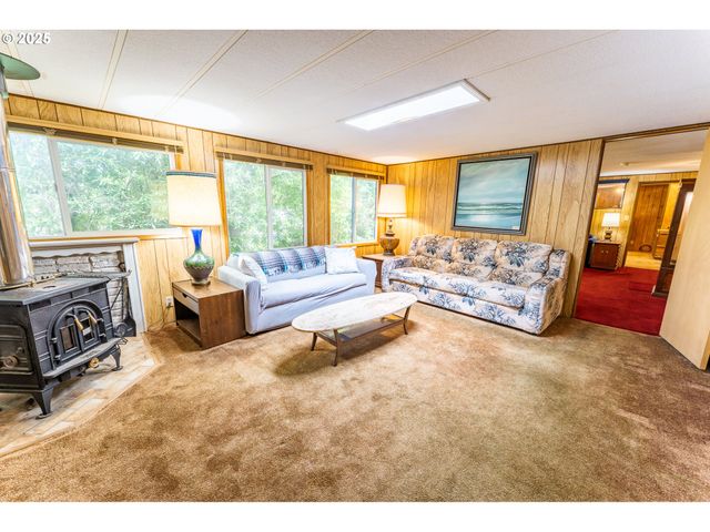 1600 RHODODENDRON Dr 207, Florence, OR 97439