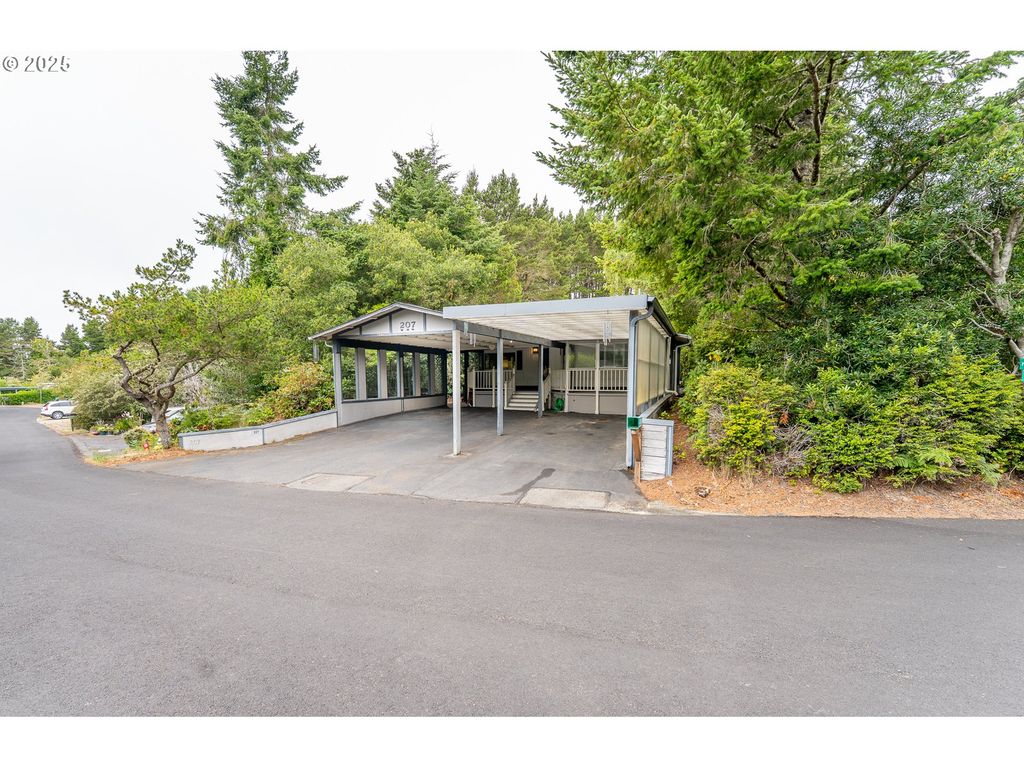 1600 RHODODENDRON Dr 207, Florence, OR 97439