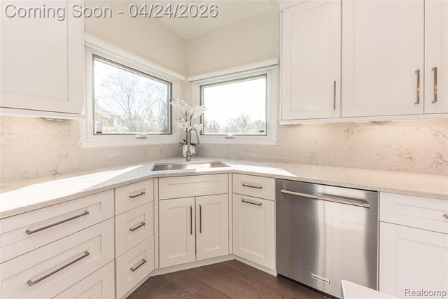 45711 Bristol Circle, Novi, MI 48377