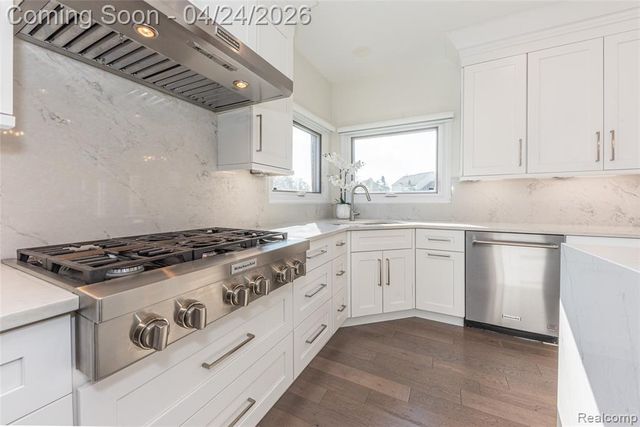 45711 Bristol Circle, Novi, MI 48377