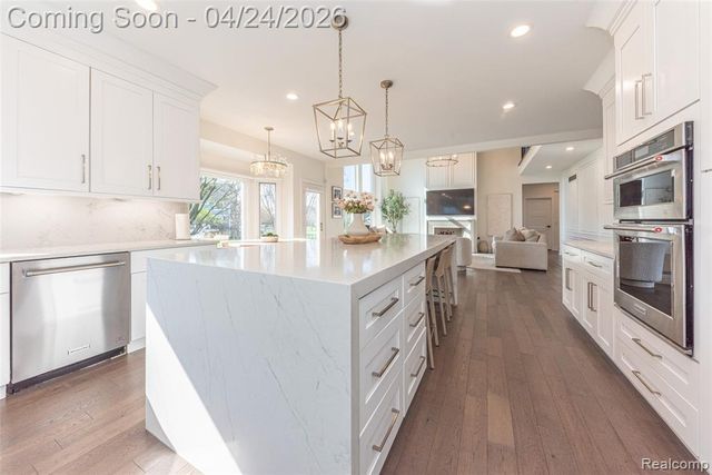 45711 Bristol Circle, Novi, MI 48377