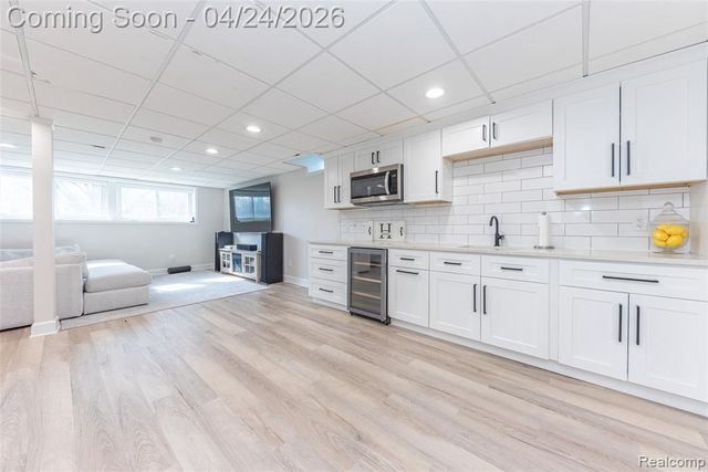 45711 Bristol Circle, Novi, MI 48377