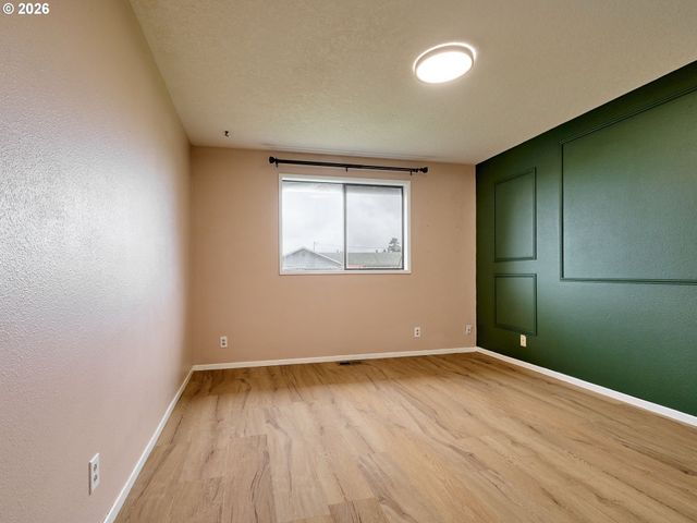 610 E HEINTZ St, Molalla, OR 97038