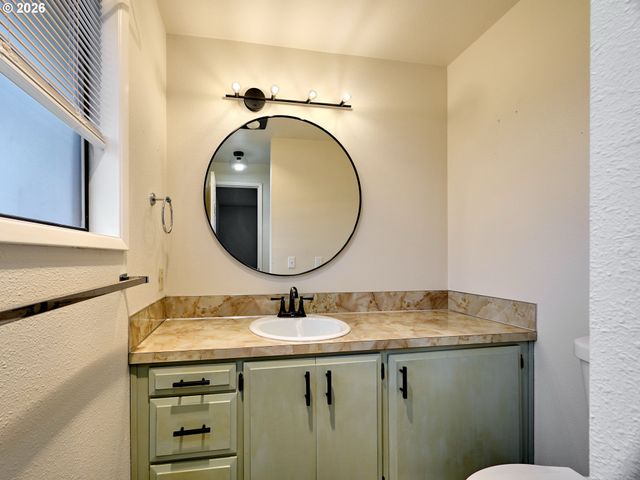 610 E HEINTZ St, Molalla, OR 97038