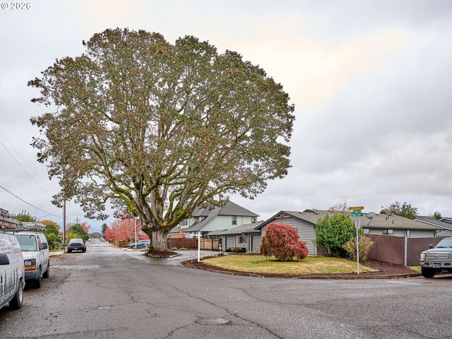 610 E HEINTZ St, Molalla, OR 97038