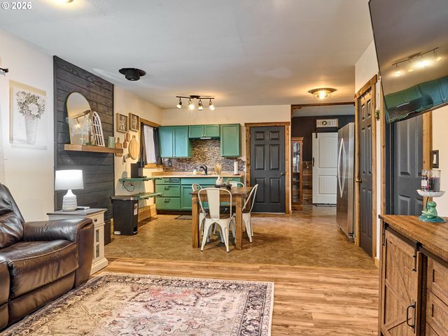 610 E HEINTZ St, Molalla, OR 97038
