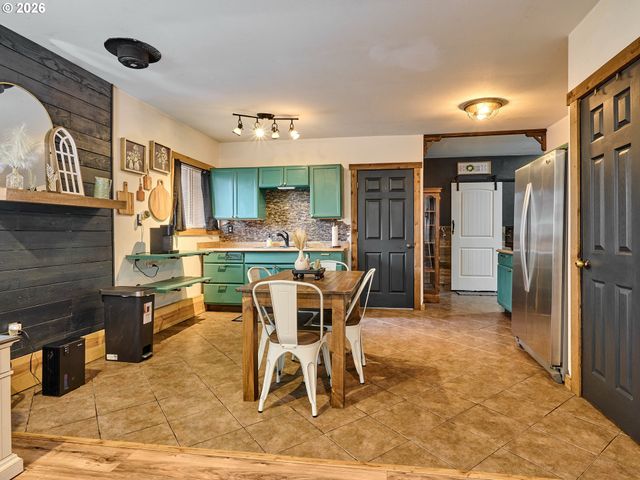 610 E HEINTZ St, Molalla, OR 97038