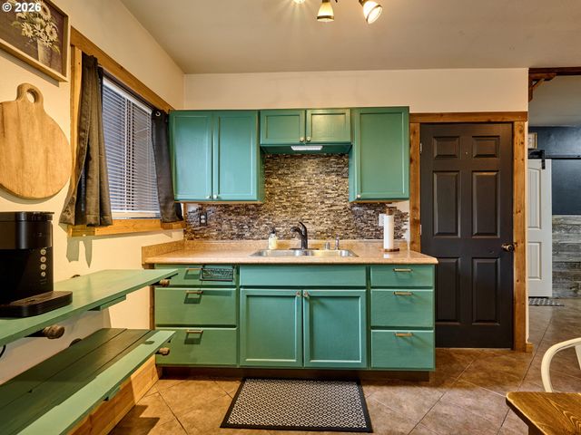 610 E HEINTZ St, Molalla, OR 97038