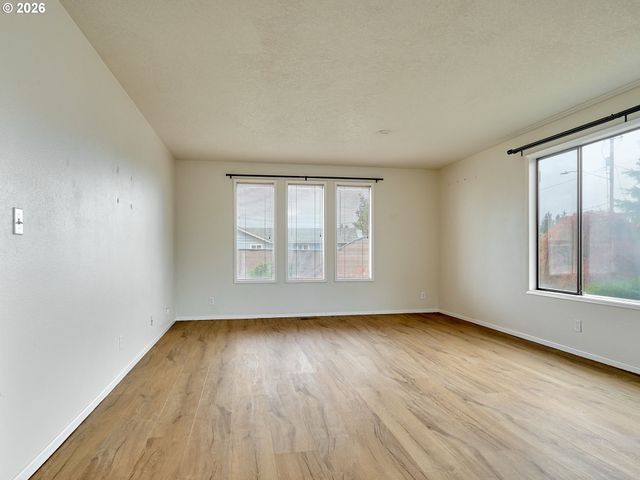 610 E HEINTZ St, Molalla, OR 97038