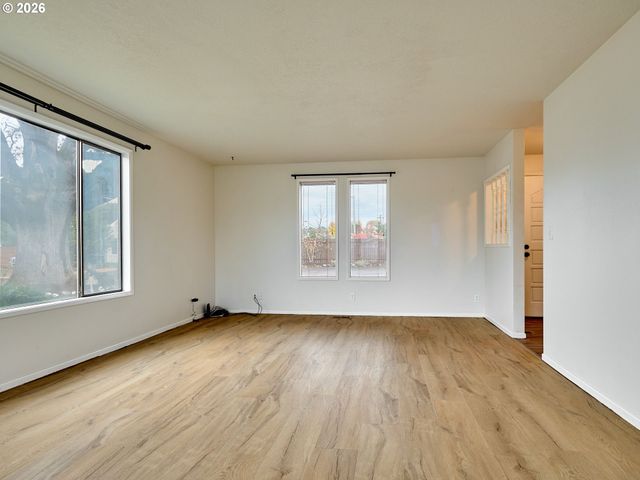 610 E HEINTZ St, Molalla, OR 97038