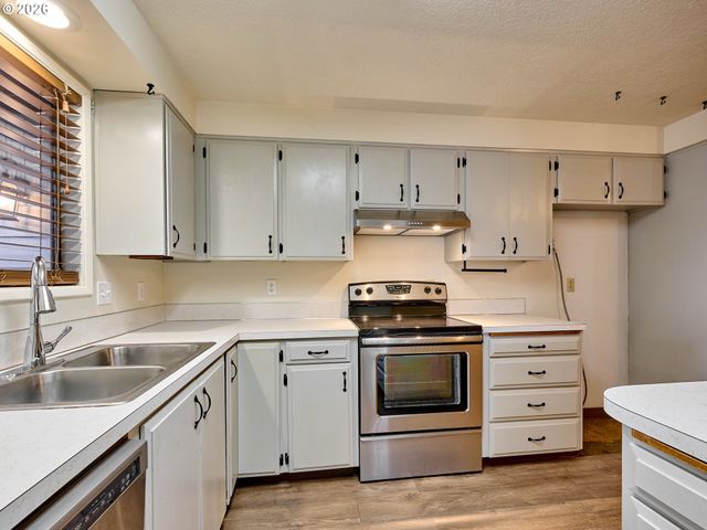 610 E HEINTZ St, Molalla, OR 97038