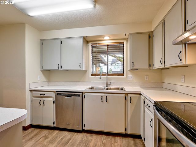 610 E HEINTZ St, Molalla, OR 97038